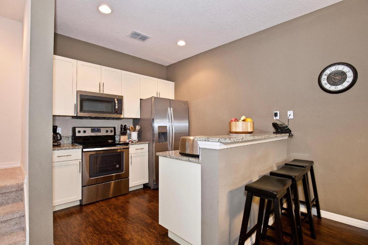 Great And Practical Townhouse In Gated Community, Sleeps 6 10 Min To Disney! * Orlando