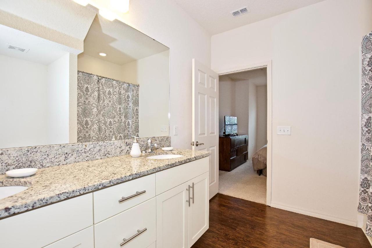 Great And Practical Townhouse In Gated Community, Sleeps 6 10 Min To Disney! Holiday home Orlando