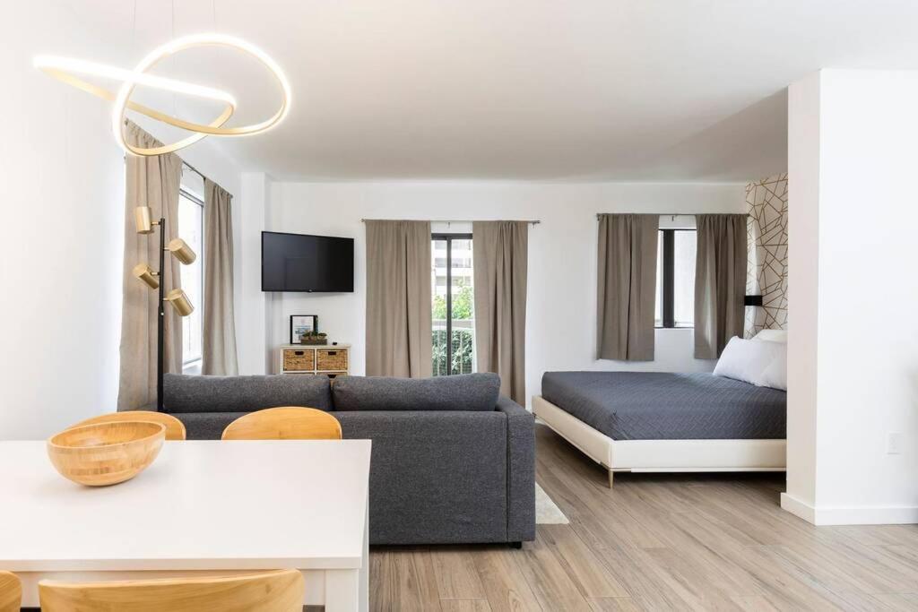 Apartment Modern On I-drive: Parking + Pool Included Orlando