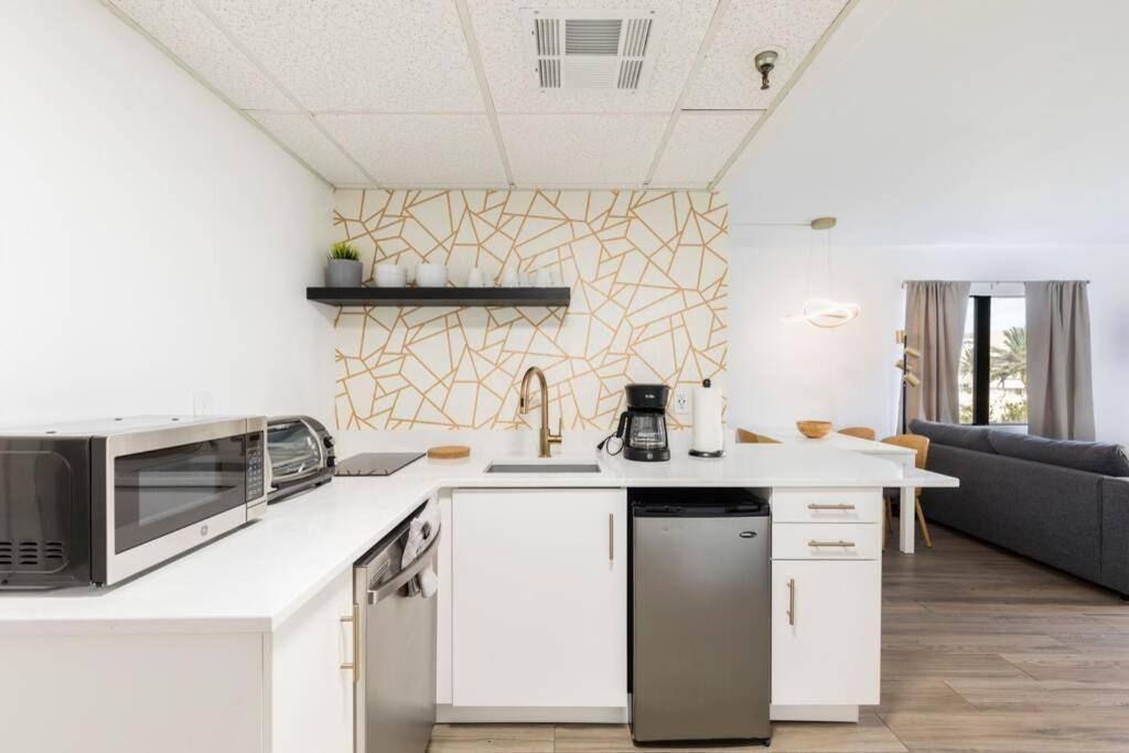 Modern On I-drive: Parking + Pool Included *
