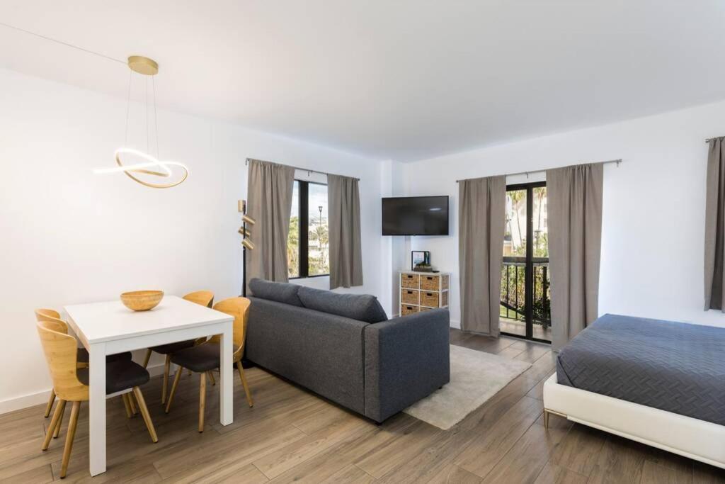 Modern On I-drive: Parking + Pool Included Apartment