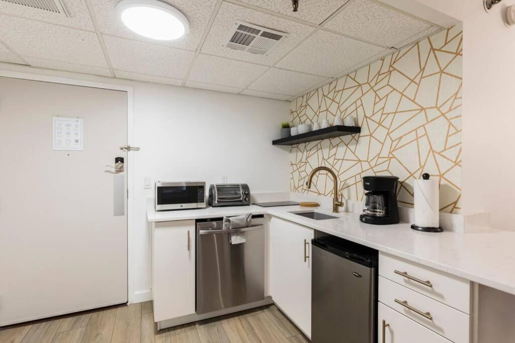 Apartment Modern On I-drive: Parking + Pool Included