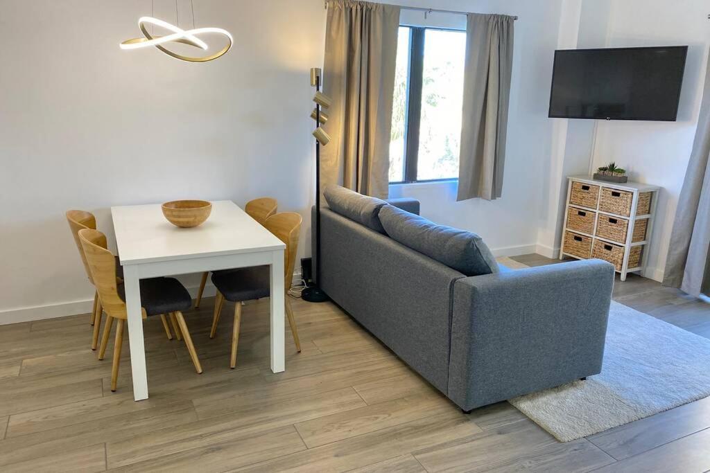 Modern On I-drive: Parking + Pool Included Orlando