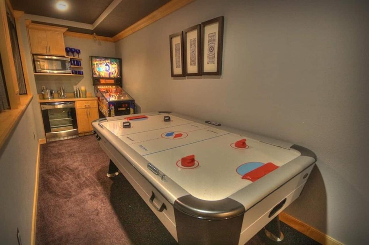Mickey's Getaway: Luxe 7br Retreat With Pool & Theater Near Holiday home Orlando