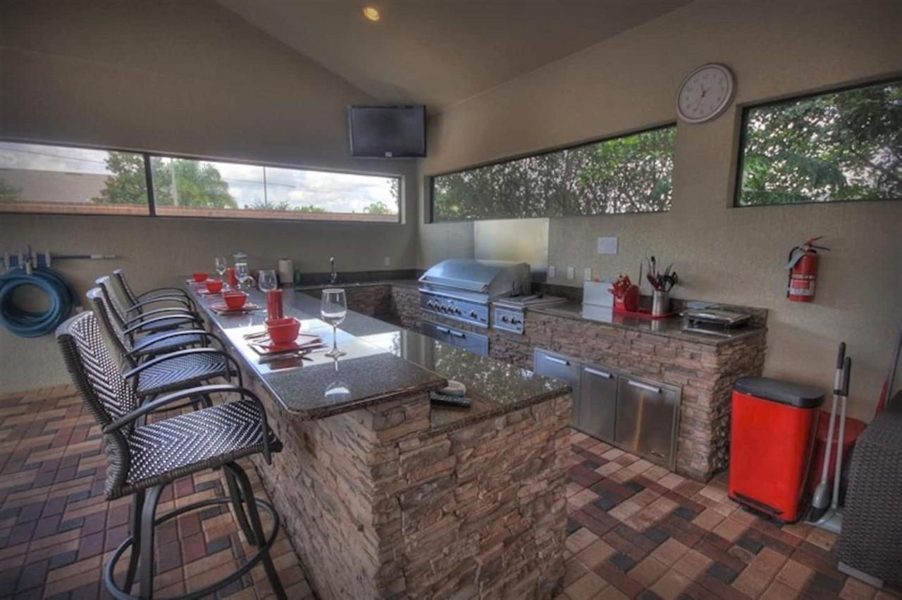 Mickey's Getaway: Luxe 7br Retreat With Pool & Theater Near Holiday home
