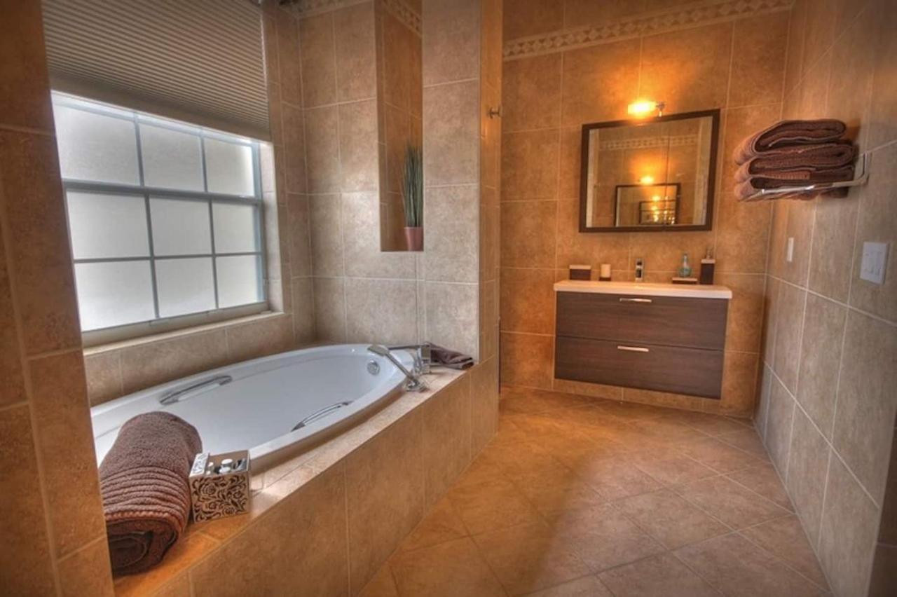 Mickey's Getaway: Luxe 7br Retreat With Pool & Theater Near Holiday home Orlando