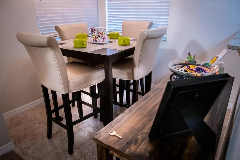 Spacious Home, Close To Attractions, Sleeps 4 Orlando