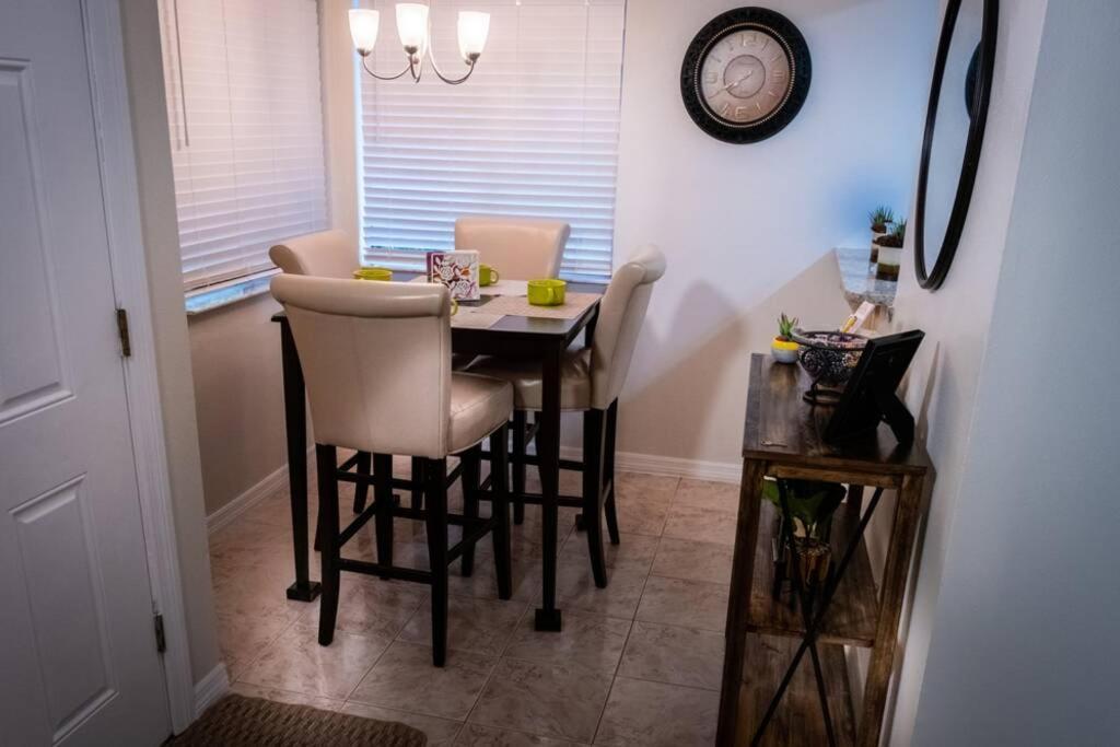 Spacious Home, Close To Attractions, Sleeps 4 Orlando