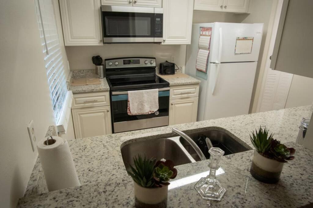 Spacious Home, Close To Attractions, Sleeps 4