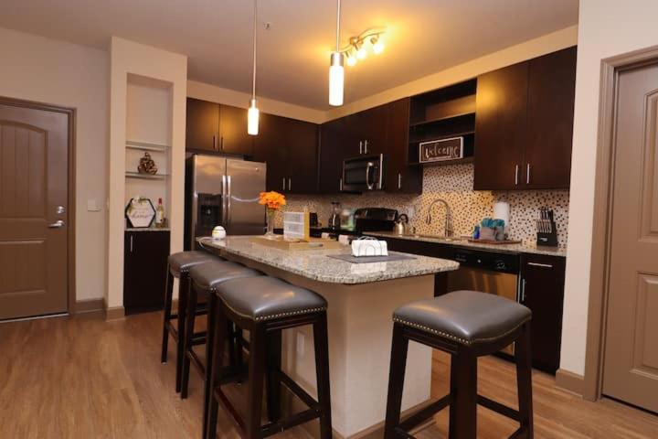 ***luxury 2 Bedroom Apt Near All Attractions*** Apartment *