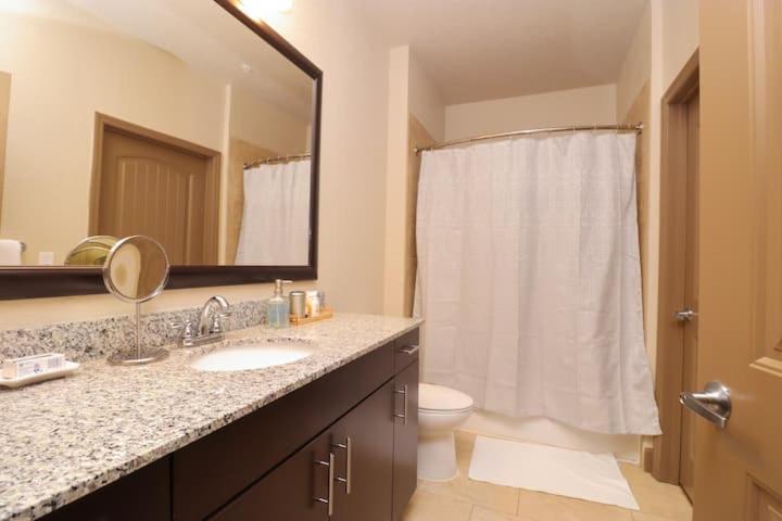 ***luxury 2 Bedroom Apt Near All Attractions*** Apartment *