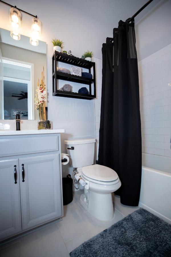 Brand New Modern Pet Friendly Zen With Private Theater & Hot Tub! Holiday home Orlando
