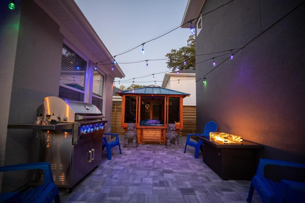 Brand New Modern Pet Friendly Zen With Private Theater & Hot Tub! Holiday home *