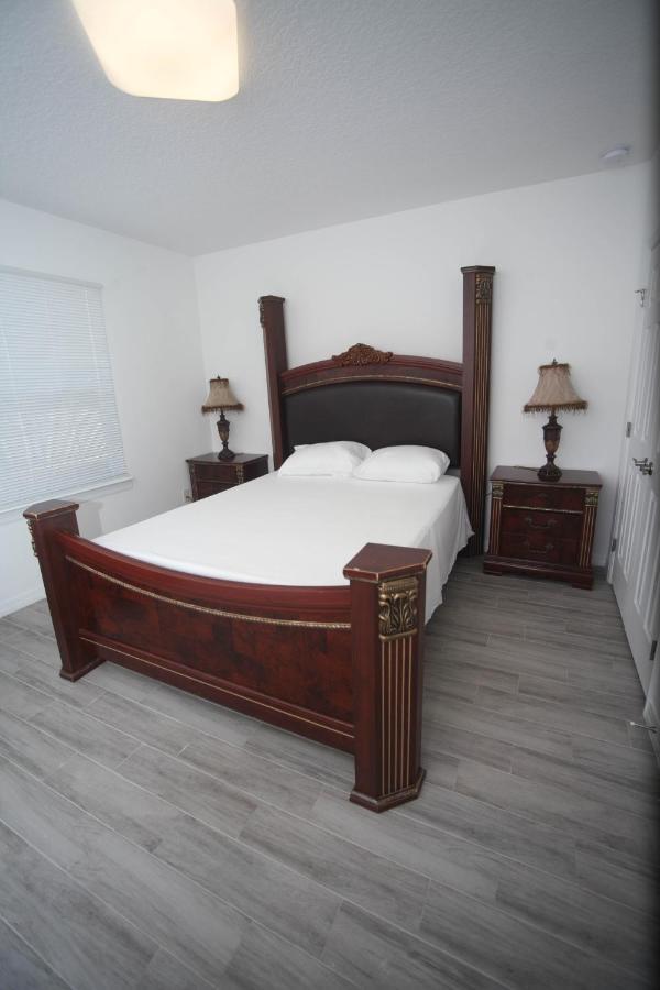 A Beautiful Queen Bedroom Orlando