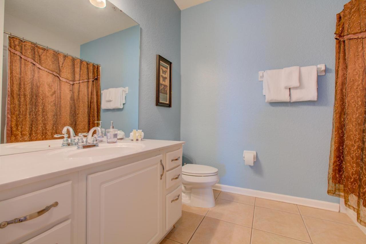 Gorgeous 1st-floor, End Unit W Lakeview Apartment
