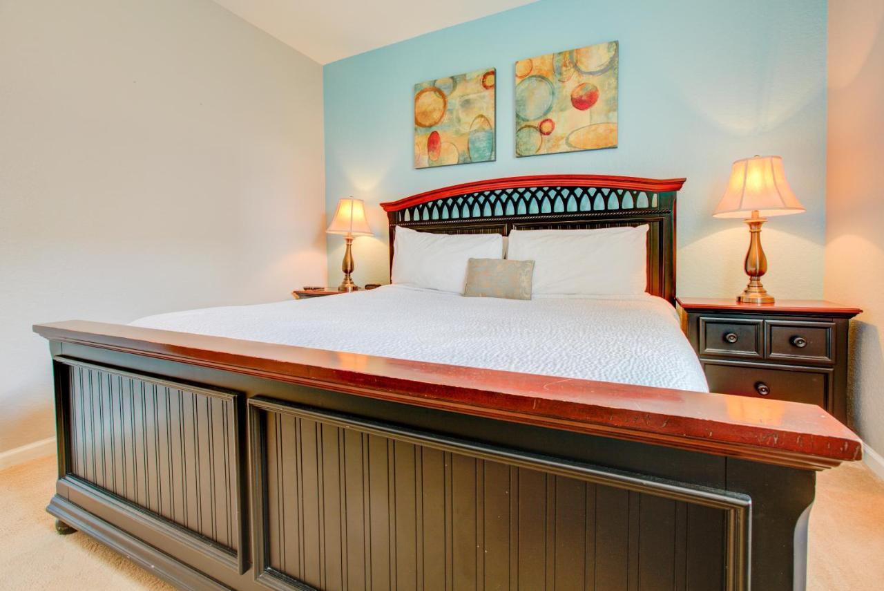 Gorgeous 1st-floor, End Unit W Lakeview