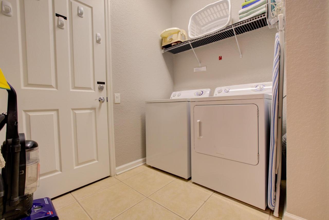 Gorgeous 1st-floor, End Unit W Lakeview Apartment