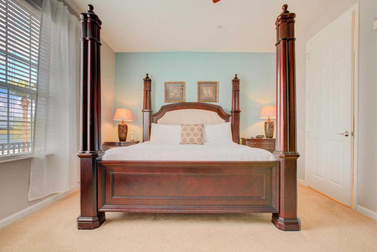 Gorgeous 1st-floor, End Unit W Lakeview