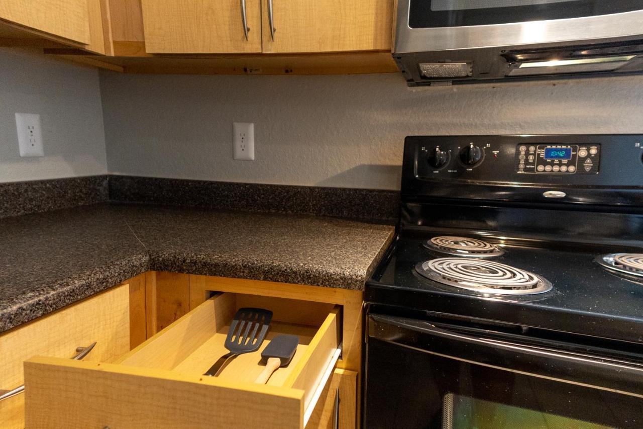 Luxurious 2-bed W/lake View And Amenities Apartment *