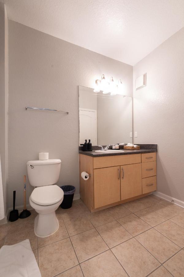 Luxurious 2-bed W/lake View And Amenities Apartment *