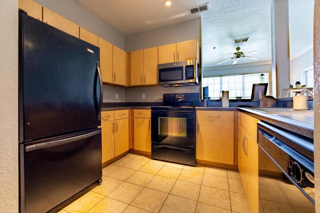 Luxurious 2-bed W/lake View And Amenities Apartment