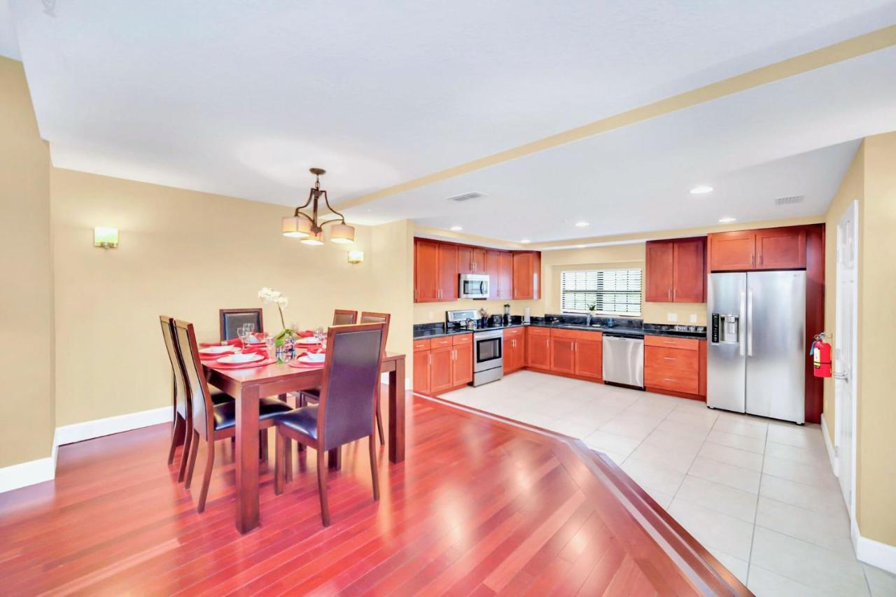 Lovely 4br Townhome With Access Near Apartment *