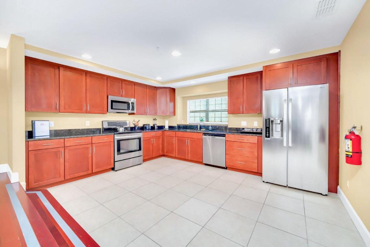 Lovely 4br Townhome With Access Near Apartment *