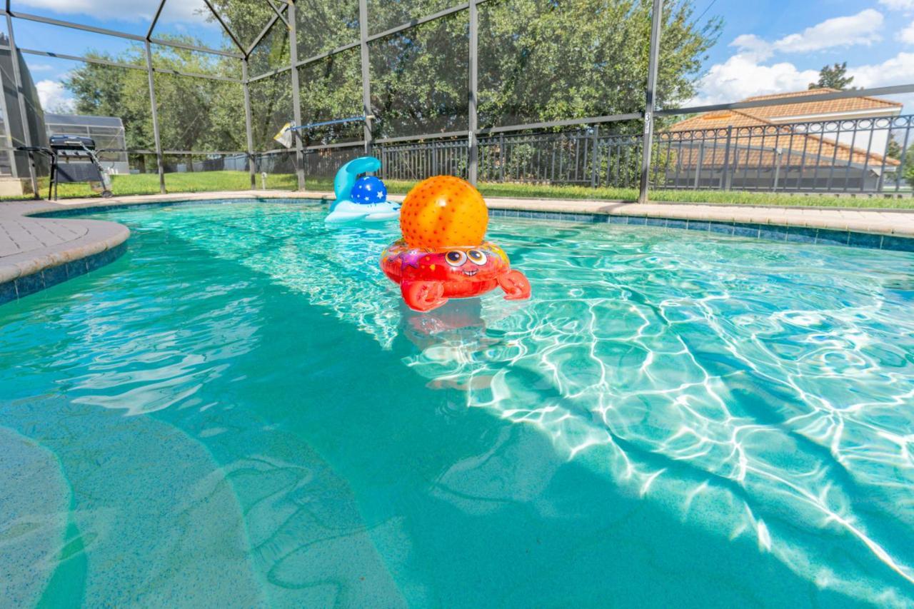 Windsor Hill Cheerful W Pool 2miles To Dis Villa