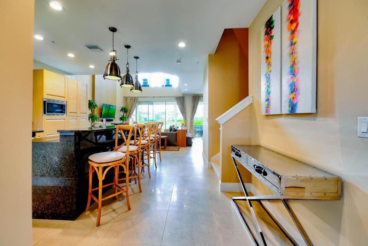 Beautiful Townhome Overlooking The And The Pool *