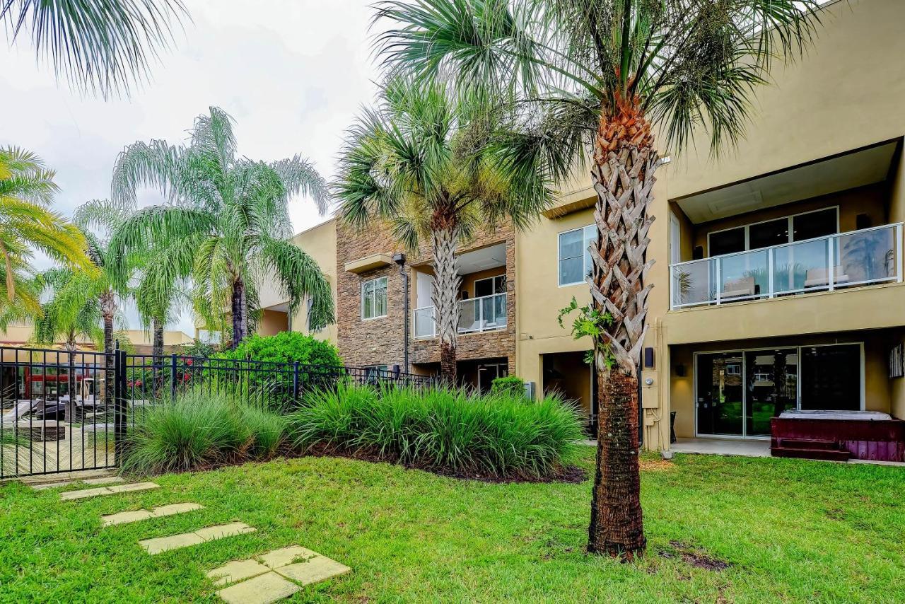Beautiful Townhome Overlooking The And The Pool *