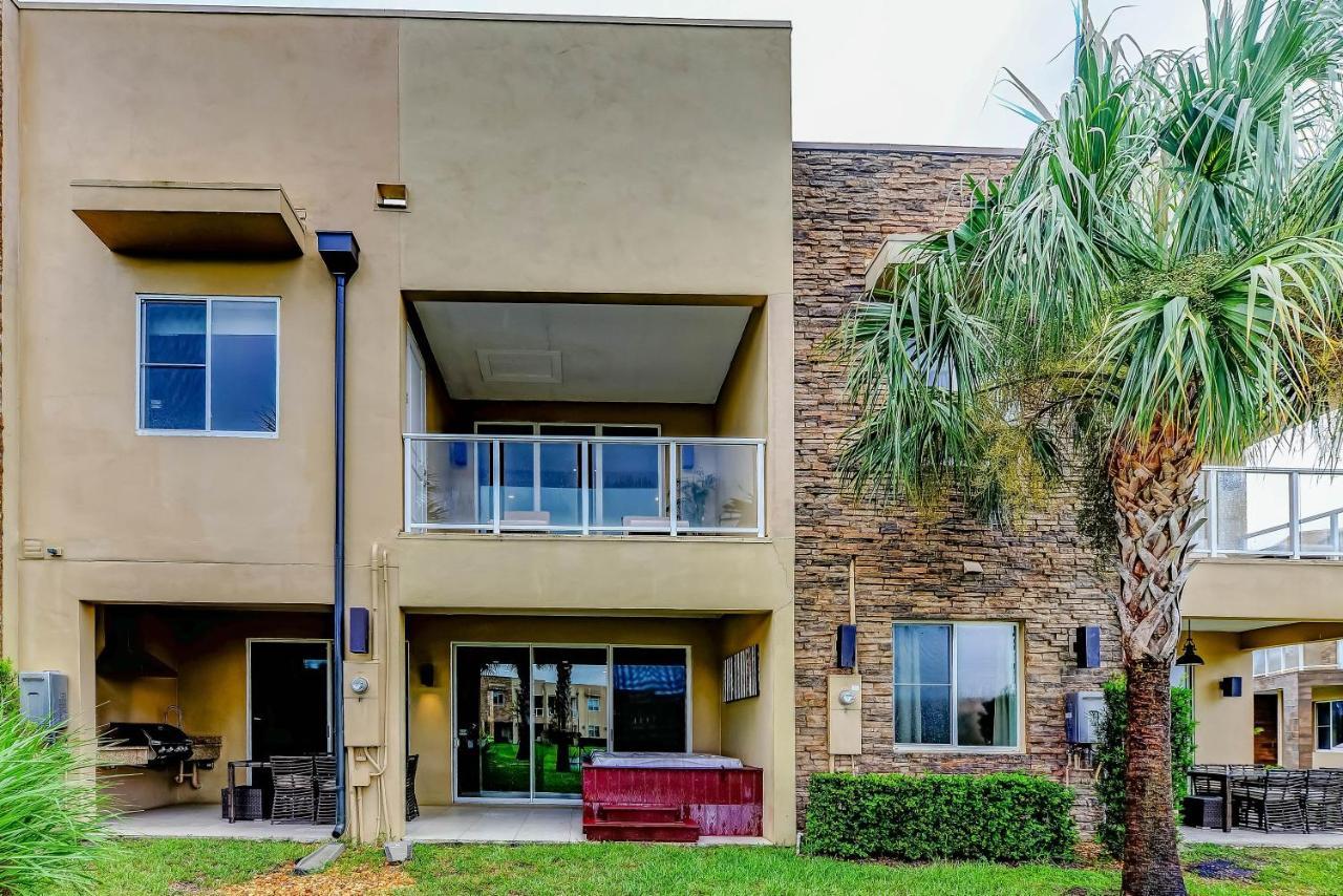 Beautiful Townhome Overlooking The And The Pool *