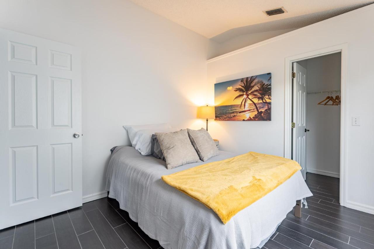 Holiday home East Getaway - 3br/2bth - *pool *parking *