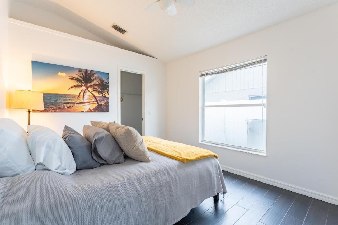 Holiday home East Getaway - 3br/2bth - *pool *parking