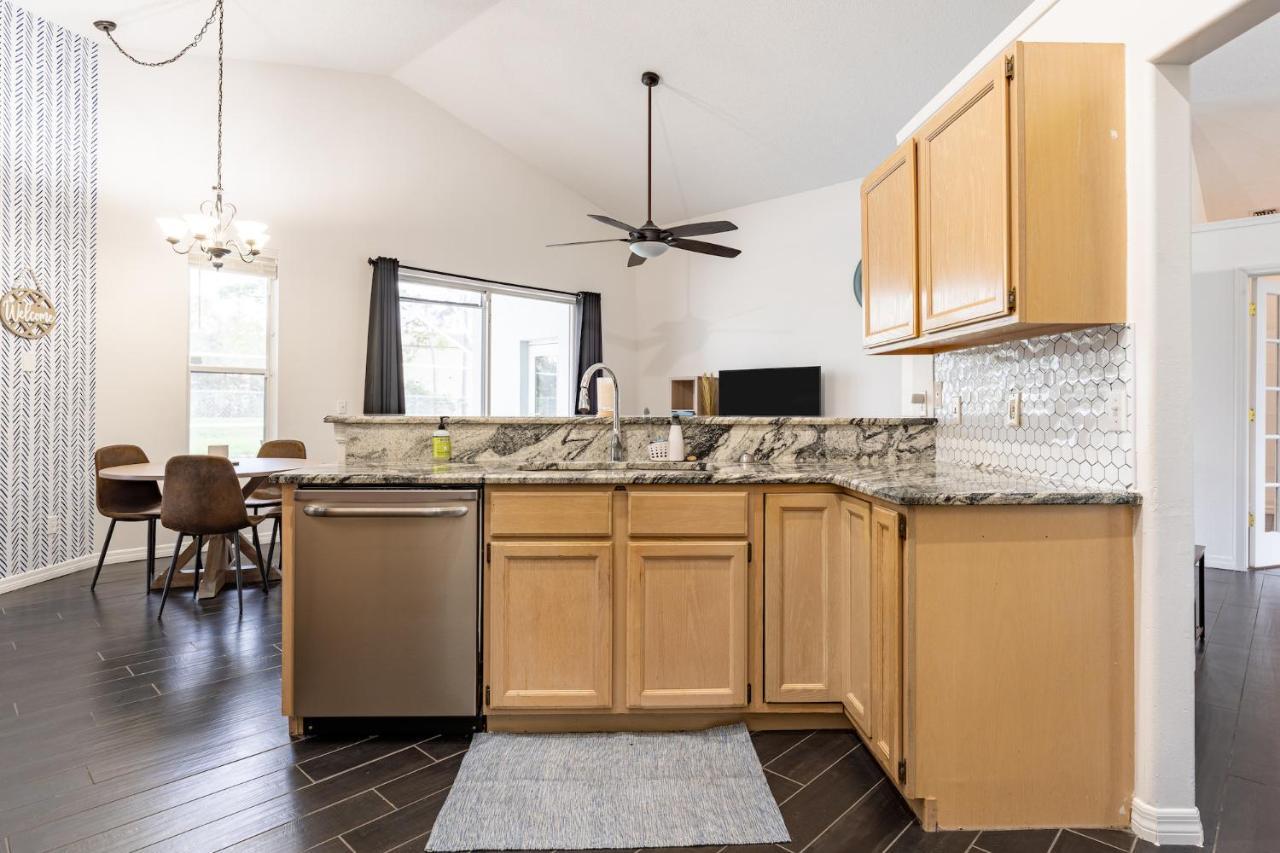 Holiday home East Getaway - 3br/2bth - *pool *parking *