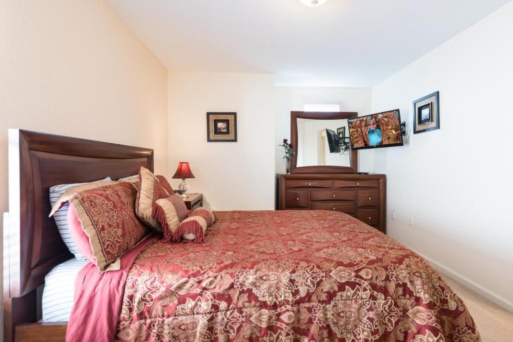 Windsor Hills 5 Bed, 5 Bath 2500 Villa