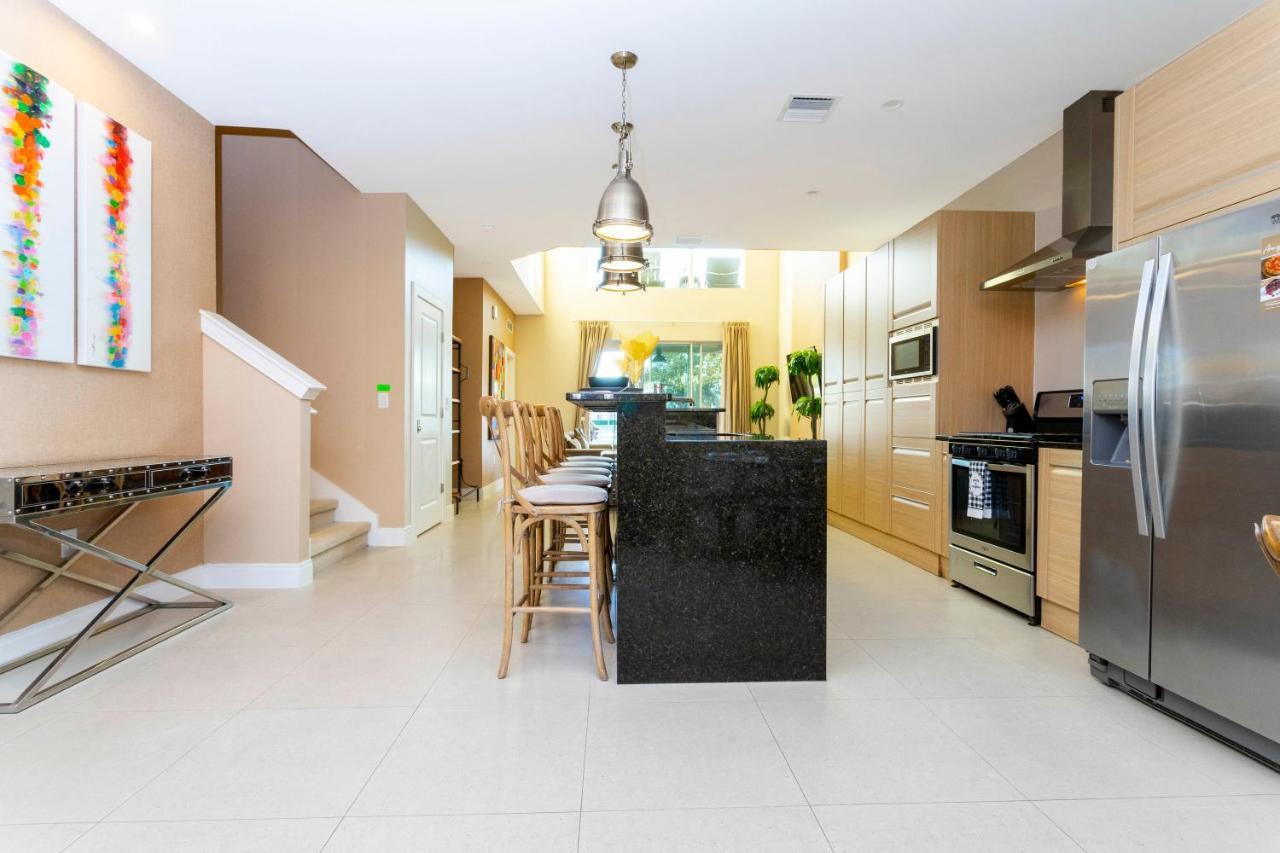 Stunning 4bd Close To @ Magic Village 7614 *