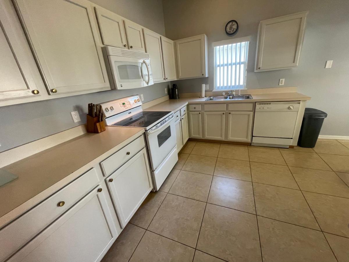 3 Bedroom With Poolside Cinema And Games Close To Theme Parks Sleeps 6 2 Orlando