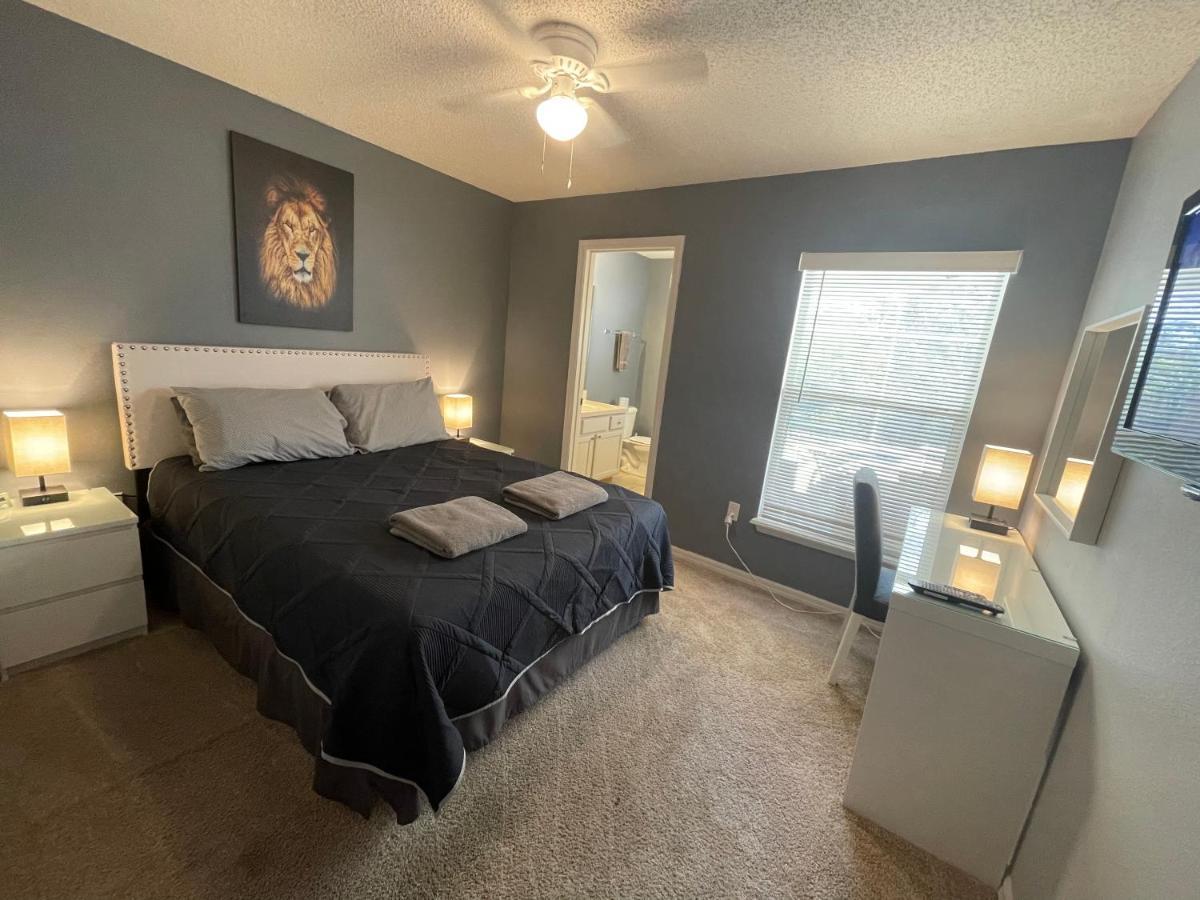 Holiday home 3 Bedroom With Poolside Cinema And Games Close To Theme Parks Sleeps 6 2 Orlando