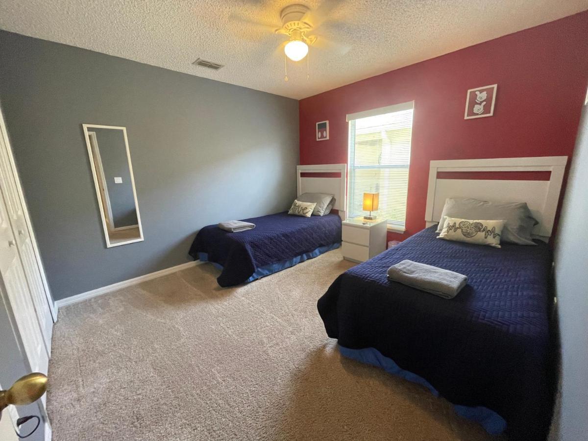 3 Bedroom With Poolside Cinema And Games Close To Theme Parks Sleeps 6 2 Holiday home