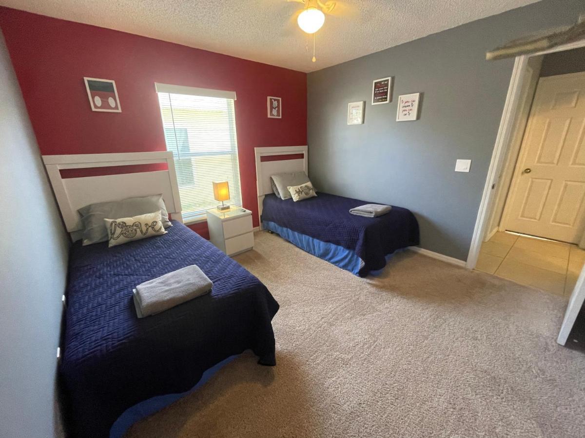 3 Bedroom With Poolside Cinema And Games Close To Theme Parks Sleeps 6 2 Orlando