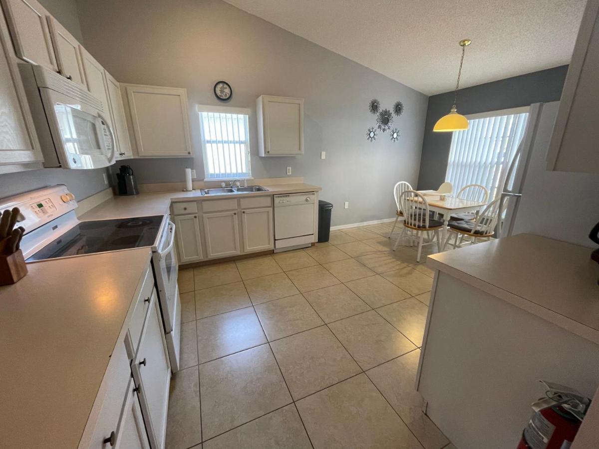 3 Bedroom With Poolside Cinema And Games Close To Theme Parks Sleeps 6 2 Holiday home