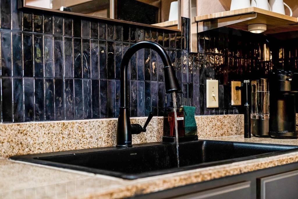 Designer Corner 3br/2ba - Disney, Universal, Convention Center & Seaworld Apartment