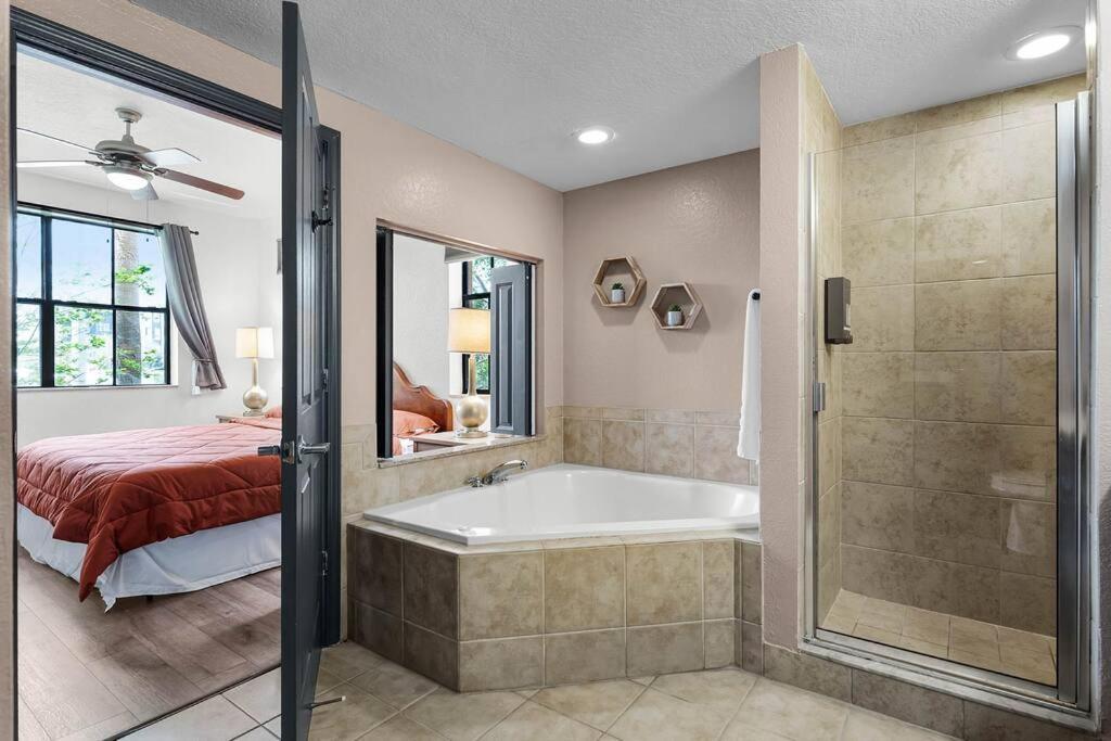 Apartment Designer Corner 3br/2ba - Disney, Universal, Convention Center & Seaworld