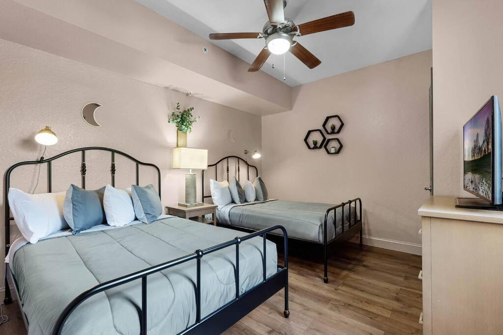 Designer Corner 3br/2ba - Disney, Universal, Convention Center & Seaworld Apartment *