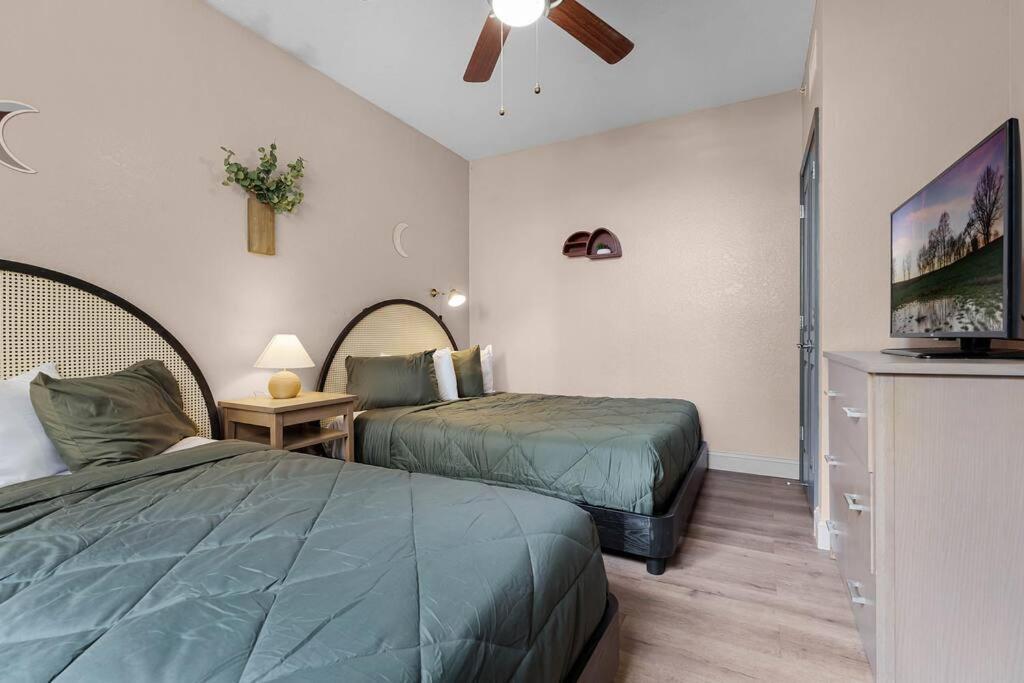 Designer Corner 3br/2ba - Disney, Universal, Convention Center & Seaworld Apartment