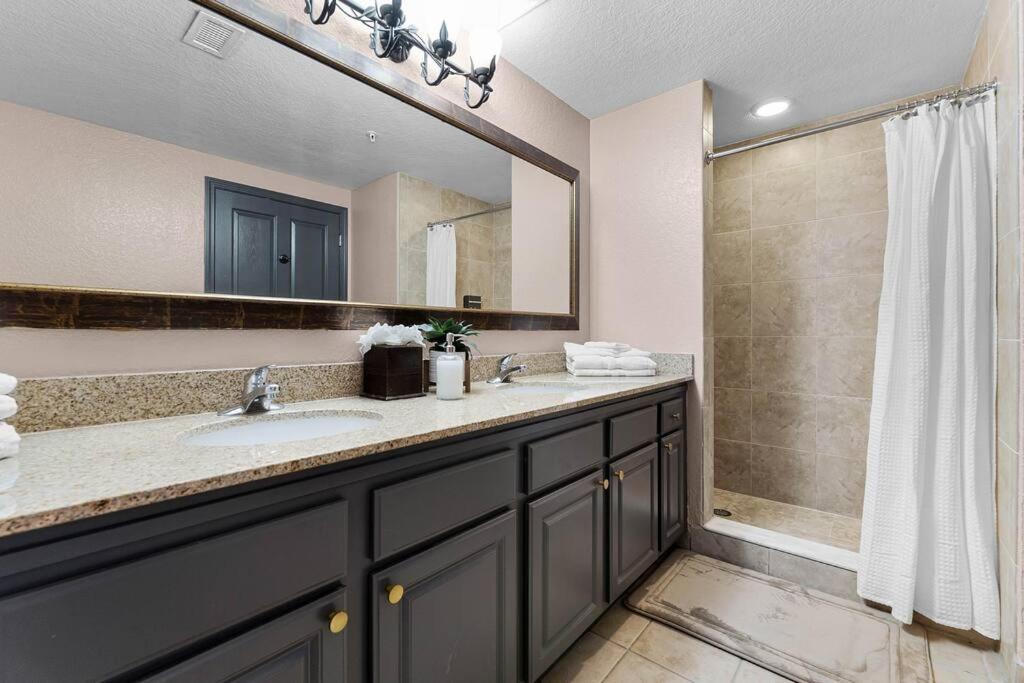 Apartment Designer Corner 3br/2ba - Disney, Universal, Convention Center & Seaworld *