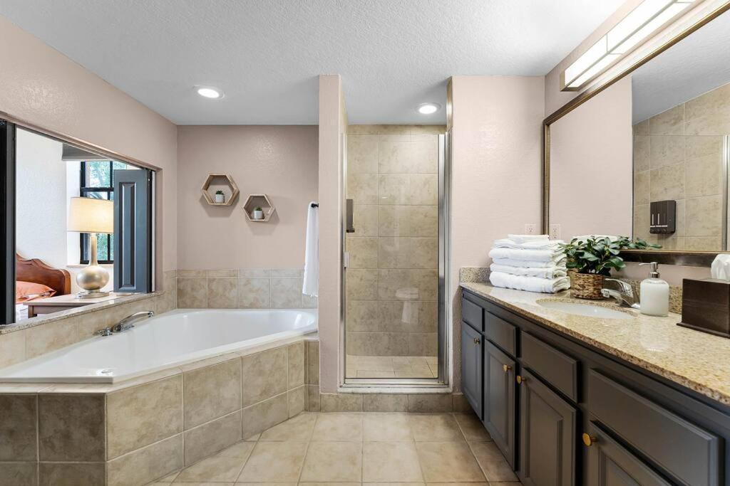 Designer Corner 3br/2ba - Disney, Universal, Convention Center & Seaworld *