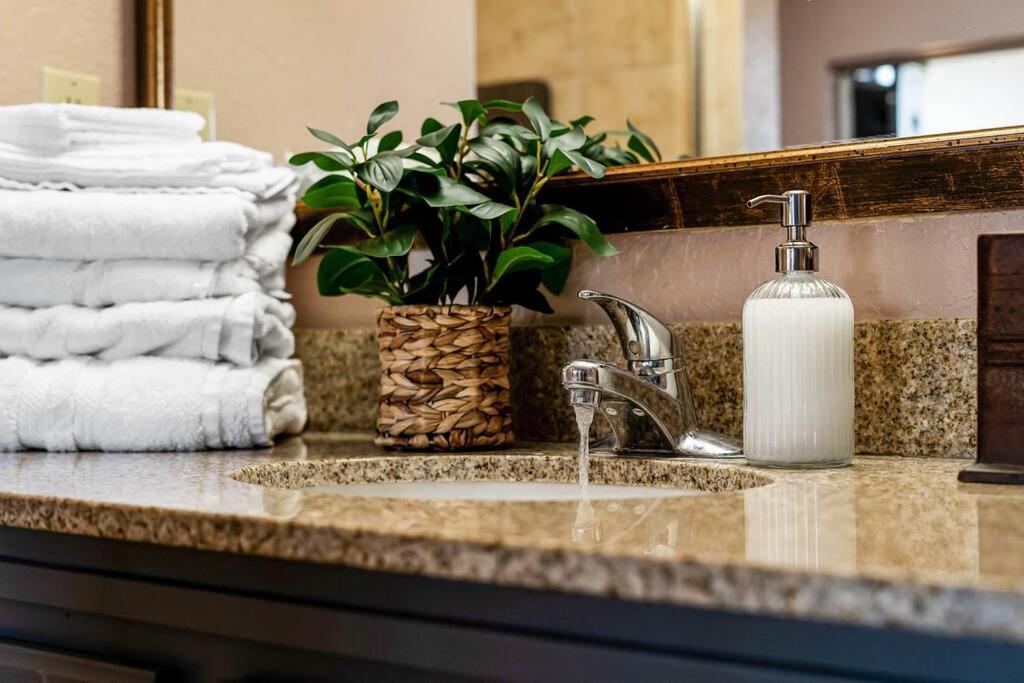 Designer Corner 3br/2ba - Disney, Universal, Convention Center & Seaworld Apartment *