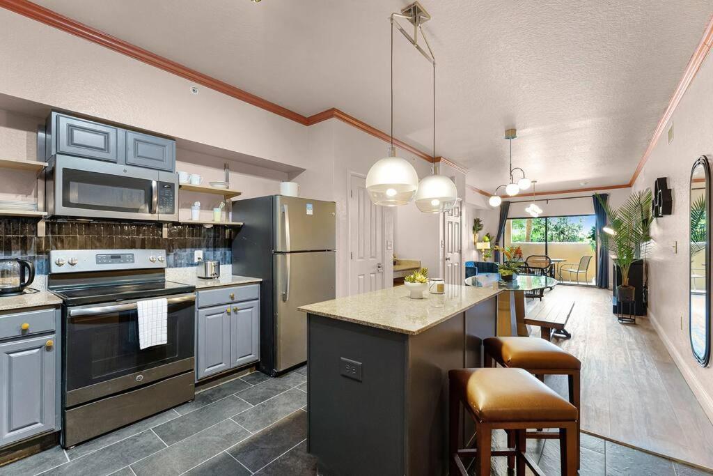 Designer Corner 3br/2ba - Disney, Universal, Convention Center & Seaworld Apartment Orlando