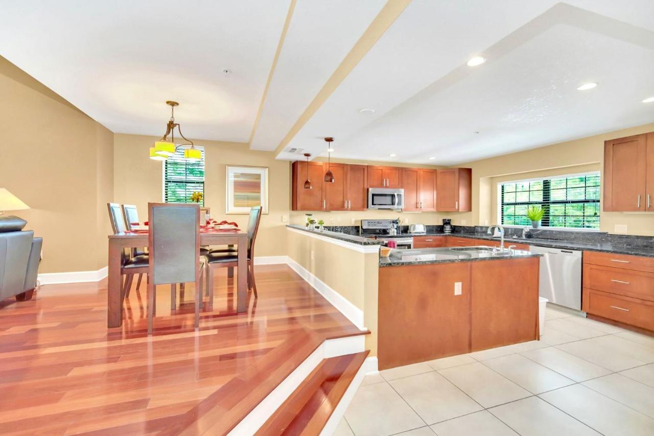 4br Townhouse - Access - Steps To *